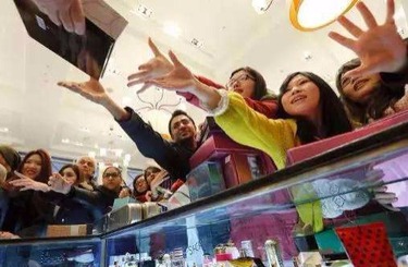 尤物美女高潮喷白水网站中国人依然爱赴日旅游 消费已由爆买转向网购